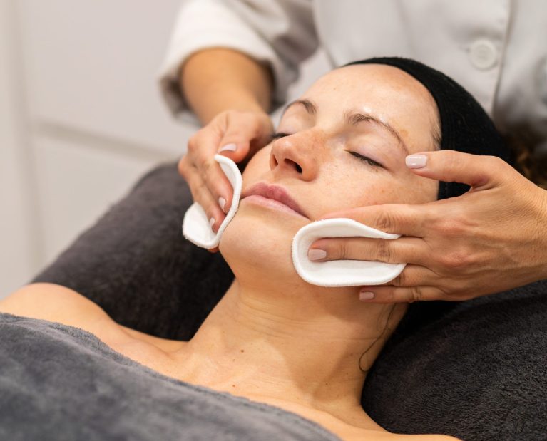 relaxed-woman-having-facial-beauty-treatment-in-sp-2024-01-15-19-36-13-utc-scaled.jpg